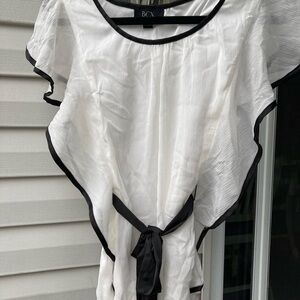 TOP— BCX—SIZE XS, P2P-18 1/2”, WHITE WITH BLACK PIPING & SASH BELT, SLEEVELESS